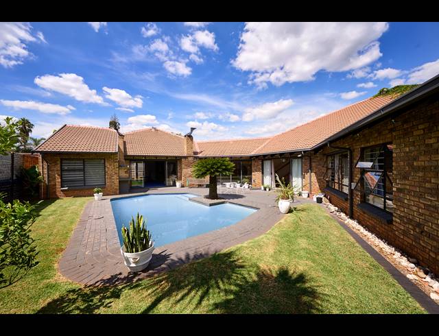 5 BEDROOM HOUSE FOR SALE IN ZWARTKOP